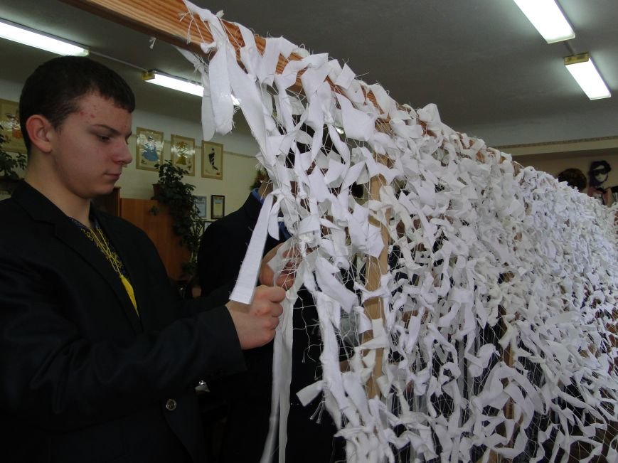 У гімназії №2 для бійців АТО плетуть маскувальні сітки (початок) (фото) - фото 1
