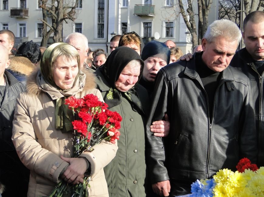 З 28-річним героєм України хмельничани прощалося на колінах (Фото) (фото) - фото 1