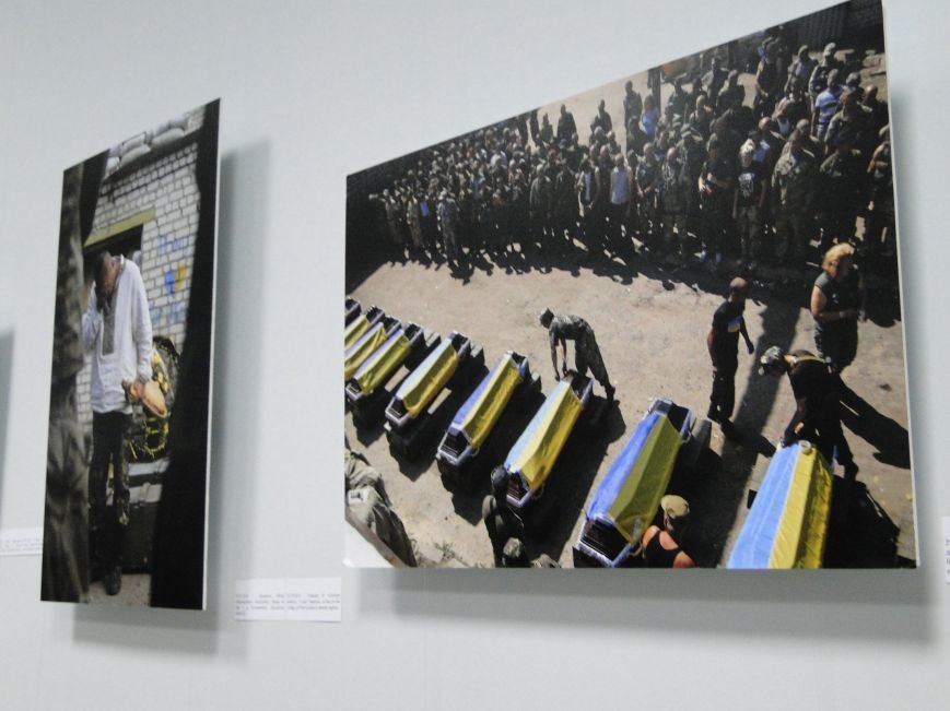 У Хмельницькому представлена виставка «Від Майдану до війни» загиблого фотографа-«айдарівця» (Фото) (фото) - фото 1