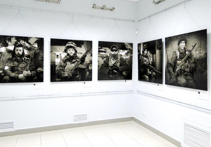 Виставка портретів «Добровольці» місяць пробуде у Хмельницькому музеї-студії фотомистецтва (Фото) (фото) - фото 1