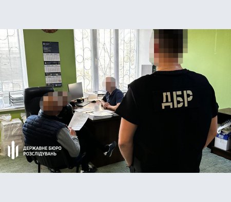 Офіцер судової охорони з Хмельниччини вимагав 20 тис. доларів хабара від поліцейського0