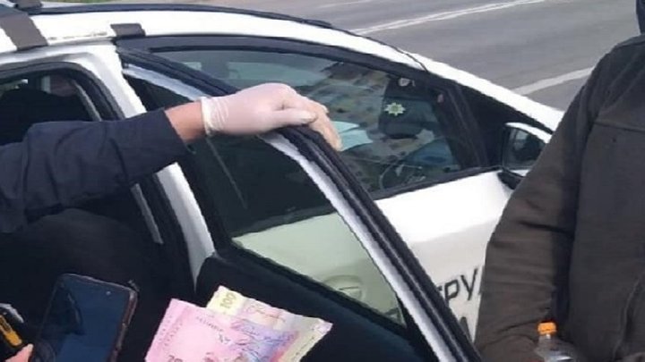 На Хмельниччині чоловік хотів підкупити поліцейських, щоб уникнути вилучення авто