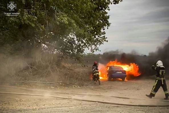 У Хмельницькому районі пожежники гасили палаючу автівку