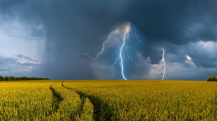 Західні області накриють грозові дощі, місцями град та шквали