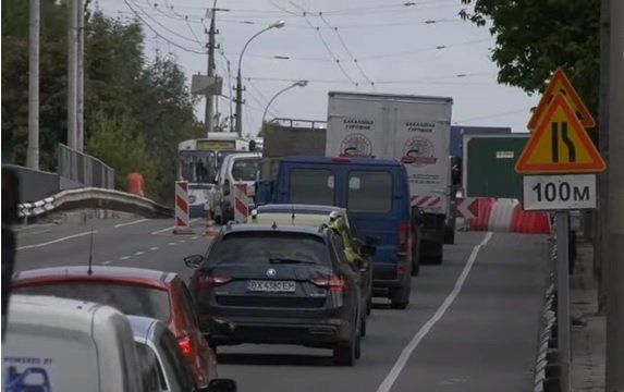  У Хмельницькому ремонтують ділянку дороги на вулиці Трудовій