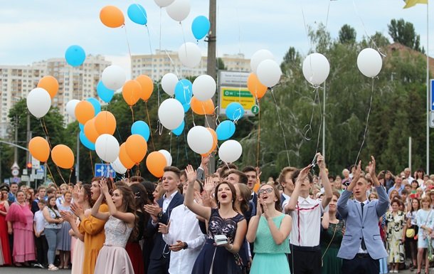 У МОН пояснили, чи будуть школи цього року проводити випускні