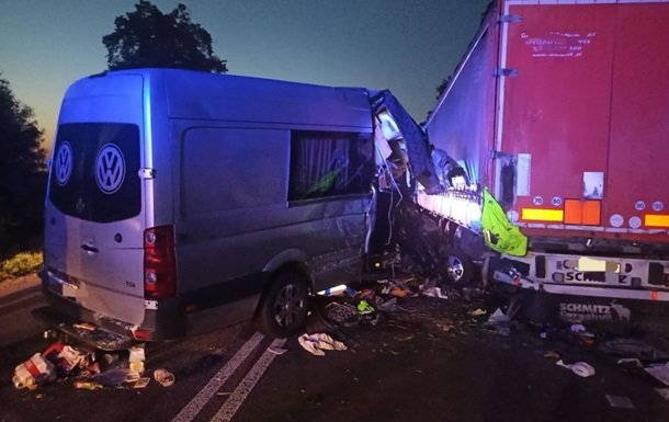 Бус з українцями потрапив у ДТП в Польщі: є загибла та постраждалі