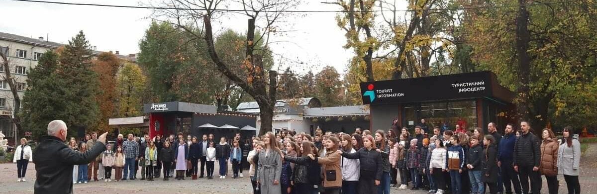 В центрі Хмельницького провели хоровий флешмоб «Червона калина»