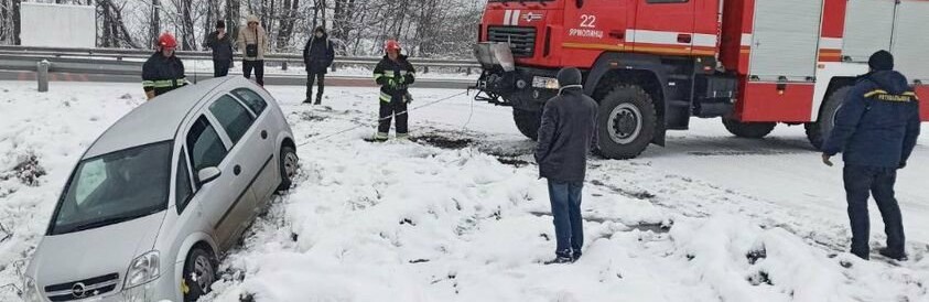 На Хмельниччинні рятувальники витягли автівку з кювету