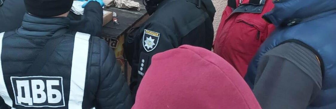 На Хмельниччині поліцейські виявили у 20-річного молодика пакунок з амфетаміном