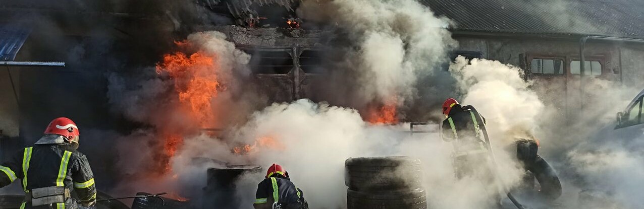 У Хмельницькому вогнеборці ліквідували пожежу на шиномонтажі