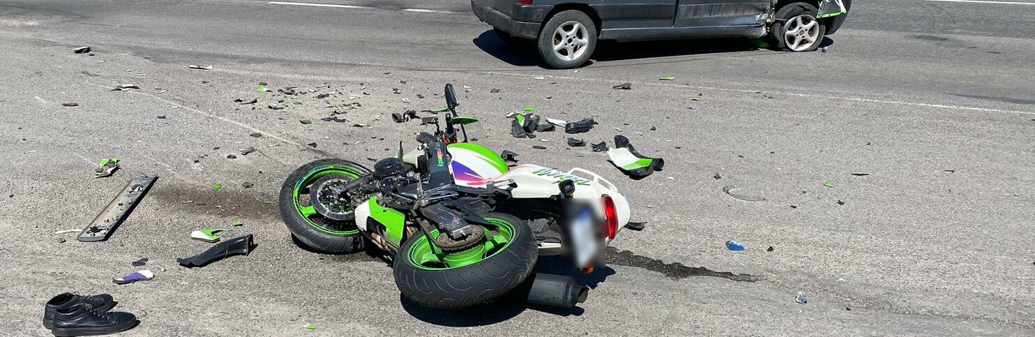 Поблизу Хмельницького автівка зіткнулась з мотоциклом: є травмований