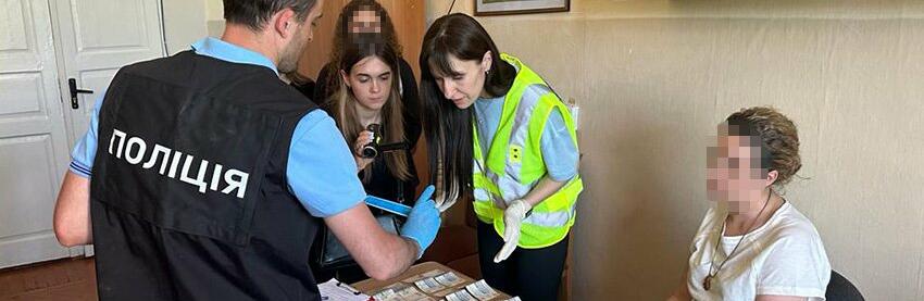 На Хмельниччині викрили на хабарництві двох освітянок