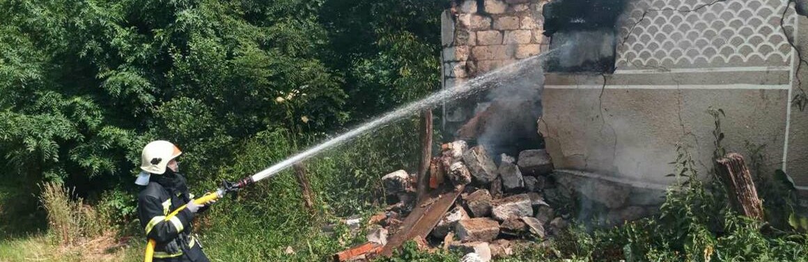 Розряд блискавки та інше: На Хмельниччині надзвичайники приборкали 5 пожеж