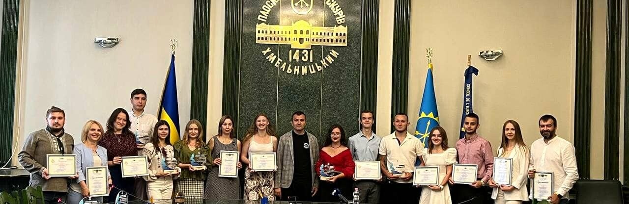 Напередодні Дня молоді 14 активних хмельничан отримали премії міського голови