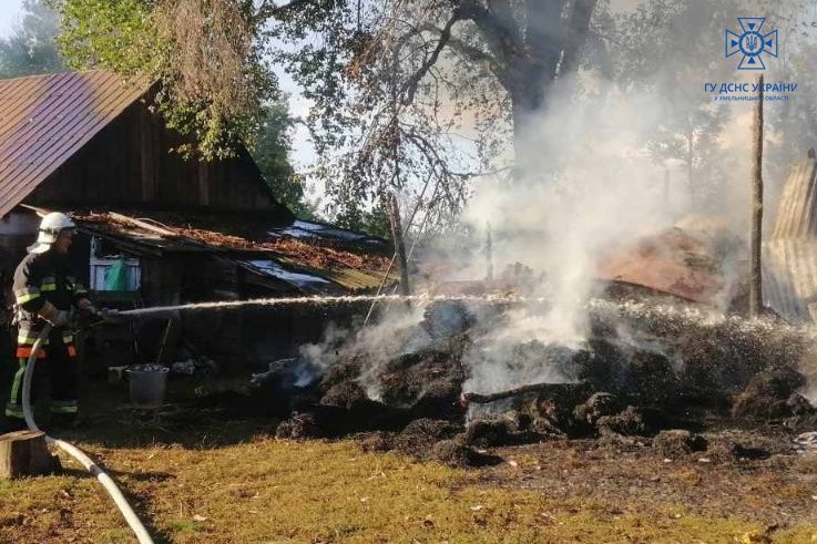 На Хмельниччинні палала господарча споруда