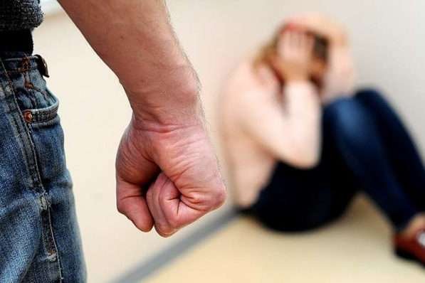 Бив батьків та вимагав гроші на наркотики — засуджено 31-річного мешканця Шепетівщини