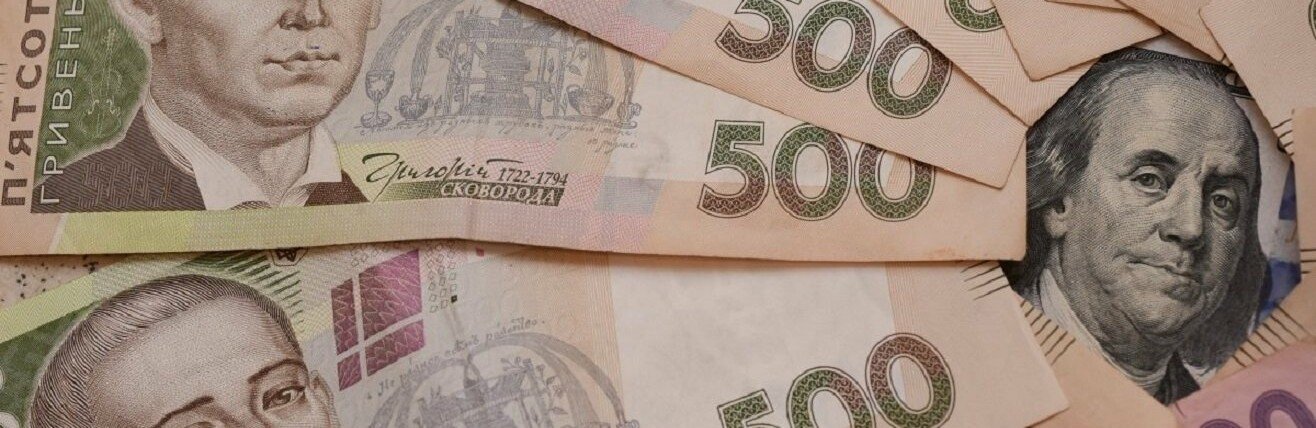 "Різкий стрибок курсу валют в Україні, долар та євро стрімко несуться вгору": що відбувається?