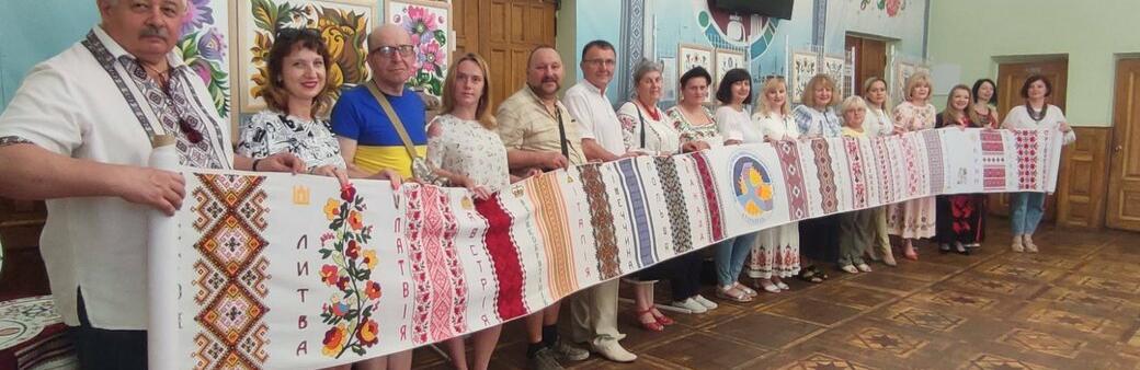 З Тернопільщини передали рушник єднання вишивальницям Хмельниччини