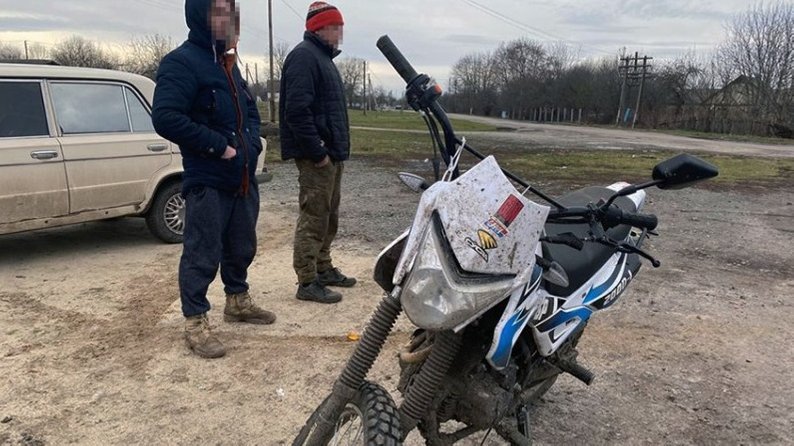 Поліцейські оперативно встановили викрадачів мотоцикла на Хмельниччині
