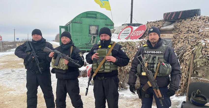 Поліцейські з Хмельниччини продовжують виявляти вибухонебезпечні предмети на одному із блокпостів