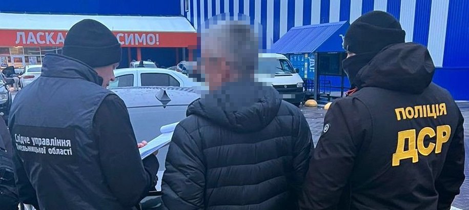 Хабар за уникнення мобілізації з подальшим виїздом за кордон - поліцейські Хмельниччини  