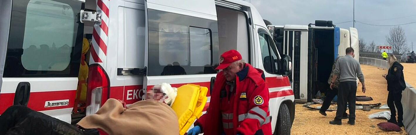 На Хмельниччині в ДТП травмувався 28-річний водій вантажівки із зерном