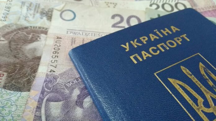 Українські біженці в Польщі можуть отримати два види фіндопомоги: названо суми виплат