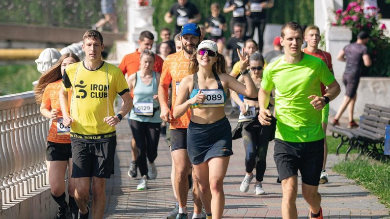 У Хмельницькому відбувся благодійний забіг на підтримку ЗСУ з фарбами холі