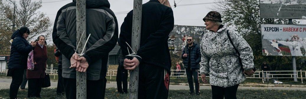 У Херсоні двох колаборантів прив'язали до стовпів за співпрацю з військами РФ