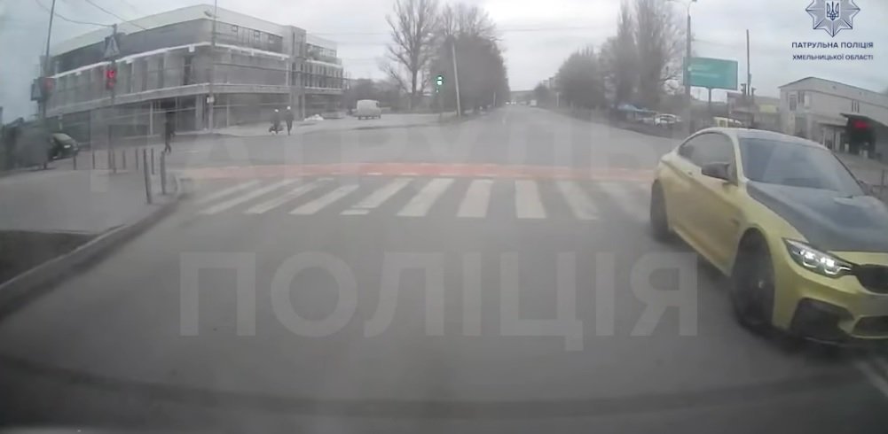 У Хмельницькому оштрафували водія який обганяв через дві суцільні
