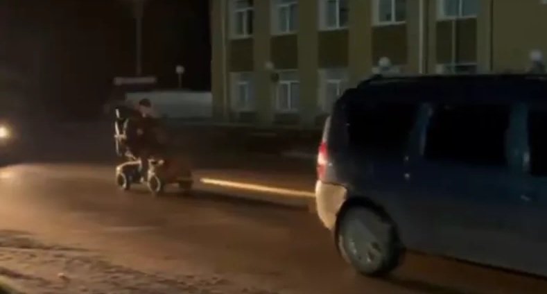 На Хмельниччині поліцейські допомогли чоловікові на колісному кріслі дістатися додому