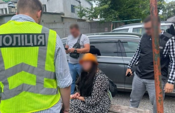 Затримали хмельничанку, яка за 7 тис доларів обіцяла зробити документацію для ухилення від мобілізації