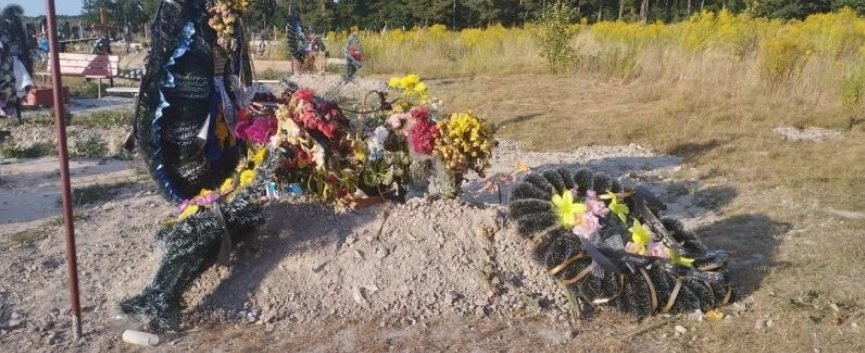 На Хмельниччині на цвинтарі пошкоджено могили військових, поліція веде перевірку