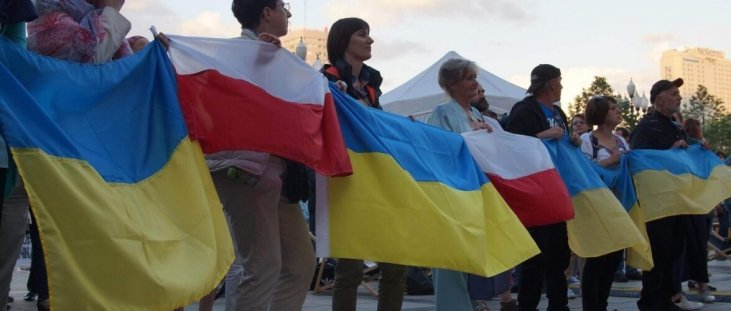 Українські біженці почали масово отримувати листи з вимогою повернути виплати