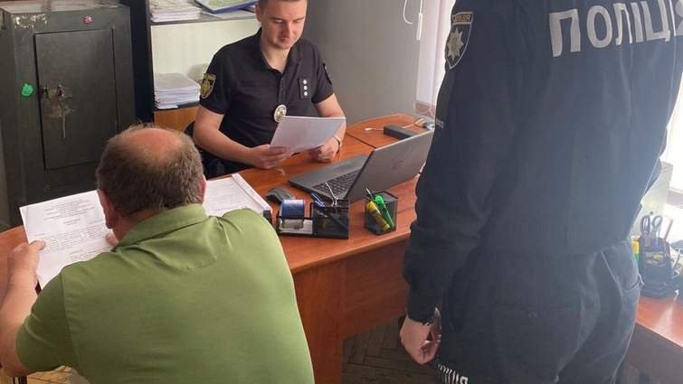 43-річний мешканець Хмельниччини підробив документи, аби виїхати закордон