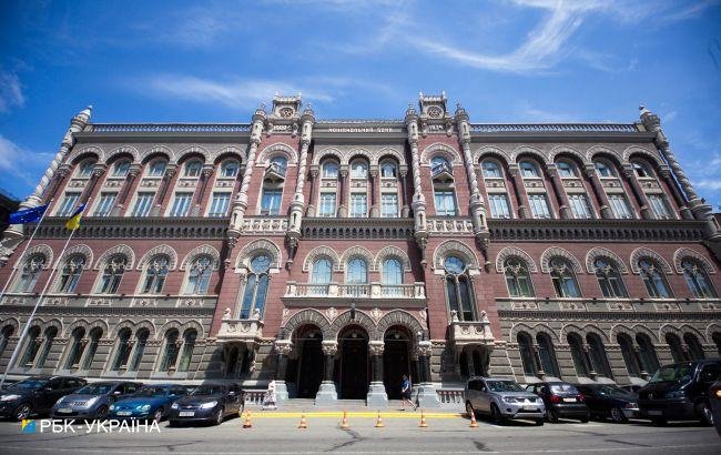 Які правила перевозу валюти через кордон діють в Україні: відповіді НБУ