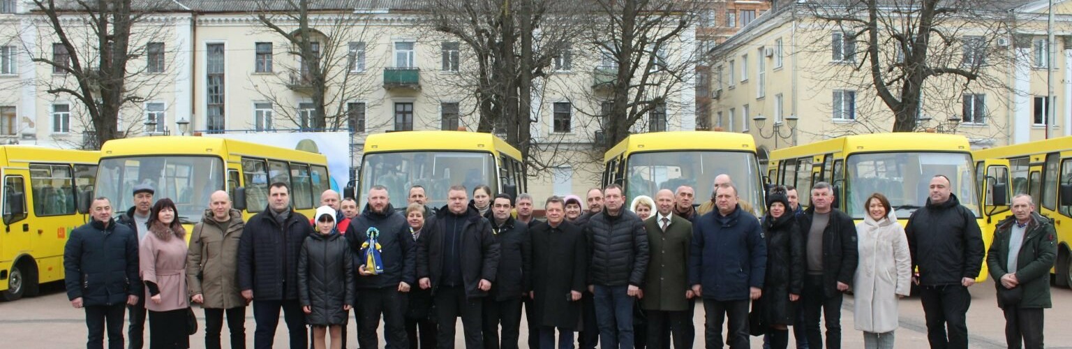 Громади Хмельниччини отримали ще 9 нових шкільних автобусів