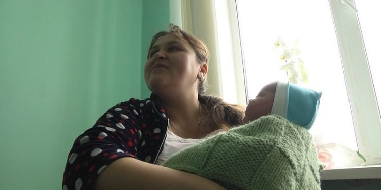У Хмельницькому дружина священника народила малюка з рекордною вагою