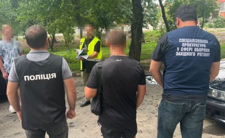 На Хмельниччині затримали офіцера військкомату, який за гроші допомагав ухилянтам