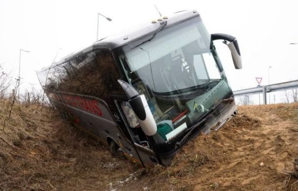 В Угорщині автобус з українцями злетів з дороги: є постраждалі