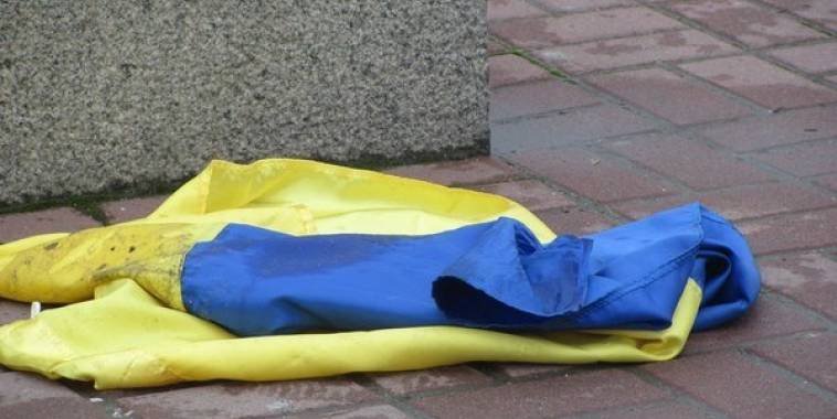 Хмельницький суд оштрафував чоловіка за нецензурний напис на прапорі