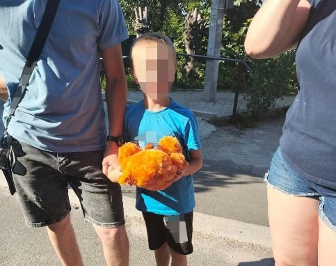 Хмельницькі патрульні повернули батькам дитину, що загубилась