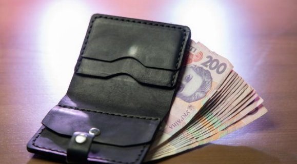 НБУ прогнозує зростання мінімальної зарплати майже на тисячу гривень