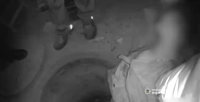 На Камʼянеччині поліцейські врятували чоловіка, який застряг у господарчому колодязі