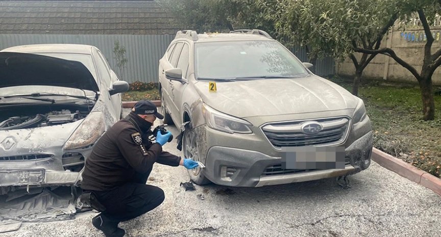 У Хмельницькому п'яний чоловік заради розваги підпалив чуже авто