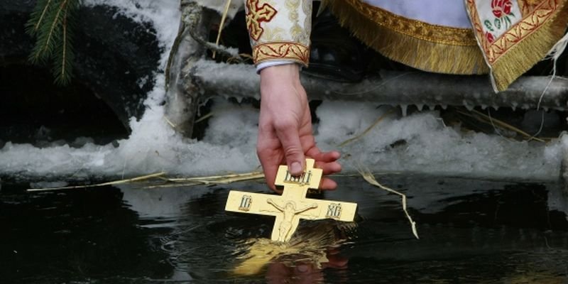 Чи можна виливати освячену воду, яка залишилась з минулого року