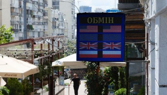 Скільки коштують долар та євро: обмінники оновили курси валют