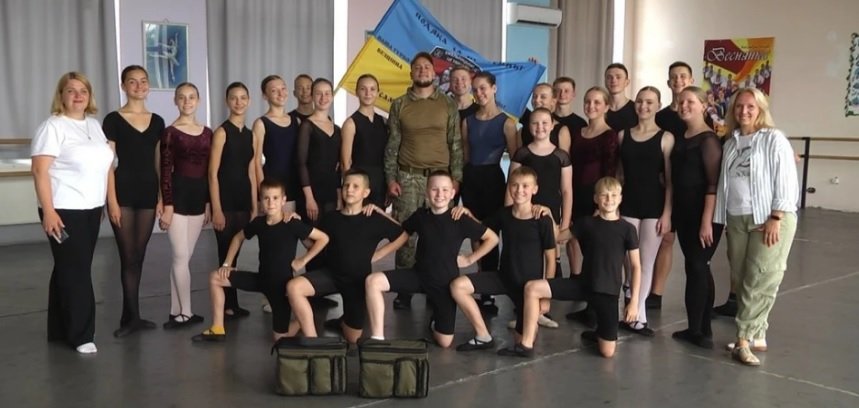 Танцюристи з Хмельницького передали ЗСУ зарядні станції