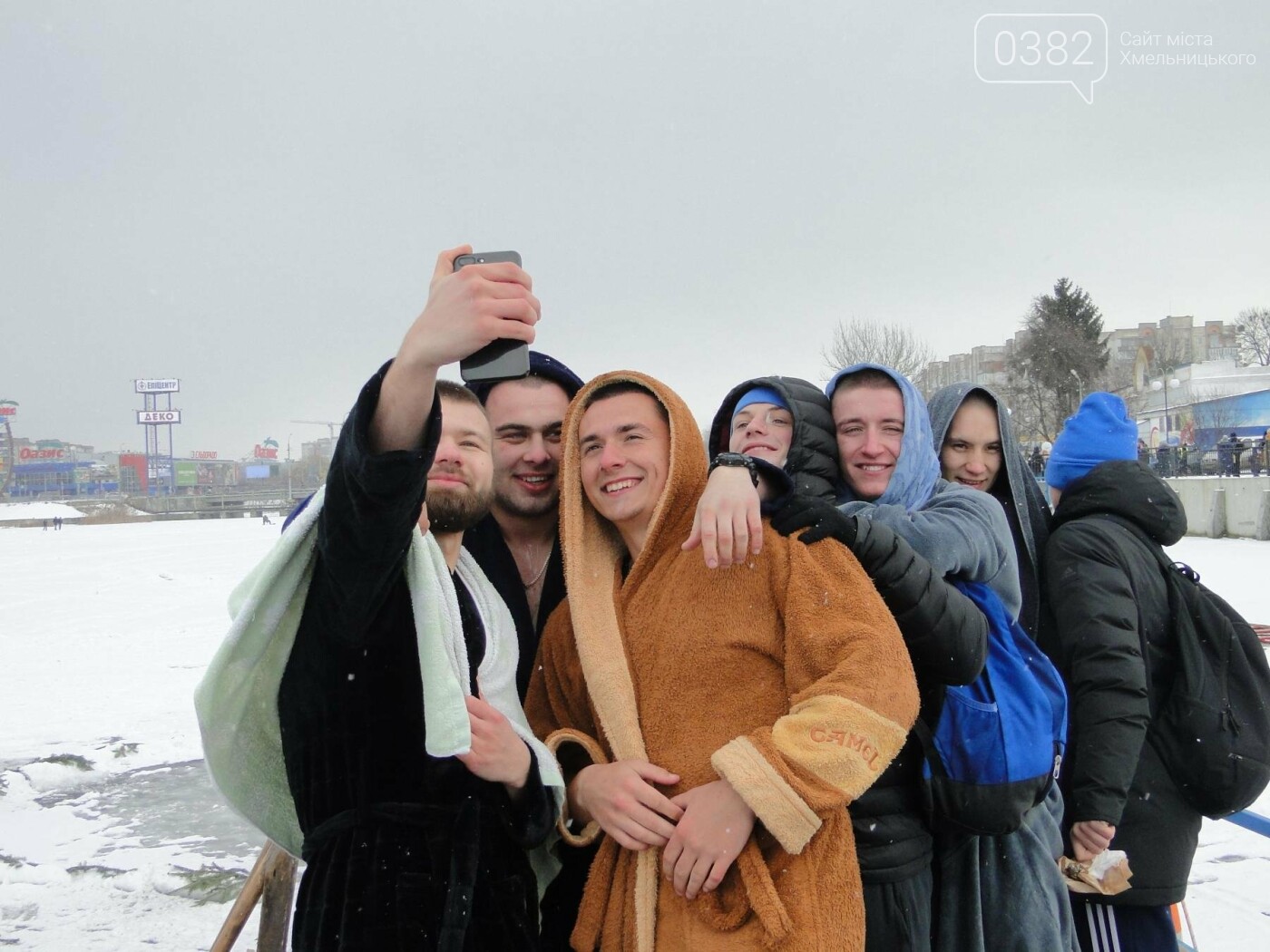 Щоб не хворіти увесь рік: сотні хмельничан пірнули в крижан..., фото-3 Щоб не хворіти увесь рік: сотні хмельничан пірнули в крижану хрещенську воду. ФОТО, ВІДЕО, фото-3